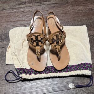 Tory Burch Holly kitten heel LoGo patent thong sandals 🩴
